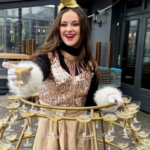 Animatie Waddinxveen  (NL) Lady champagne dress
