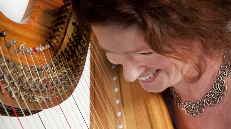 Heleen Bartels, harpist and singer