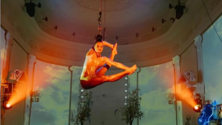 Haar ophangen - Acrobatiek - Circusact