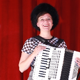 Accordionist Amsterdam  (NL) Cabaret artist Cato Fluitsma