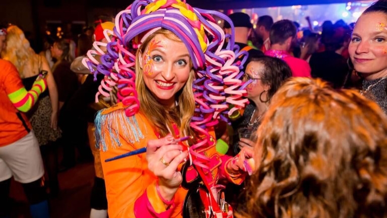 Neon Schmink met  Brabantse gezelligheid