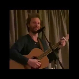 Zanger Geert speelt oldies