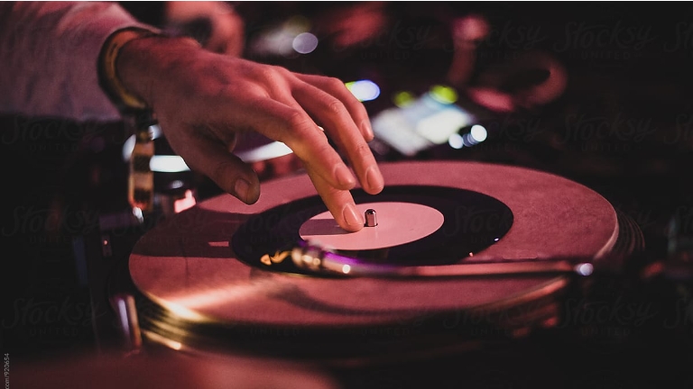 DJ op 'Vintage vinyl'