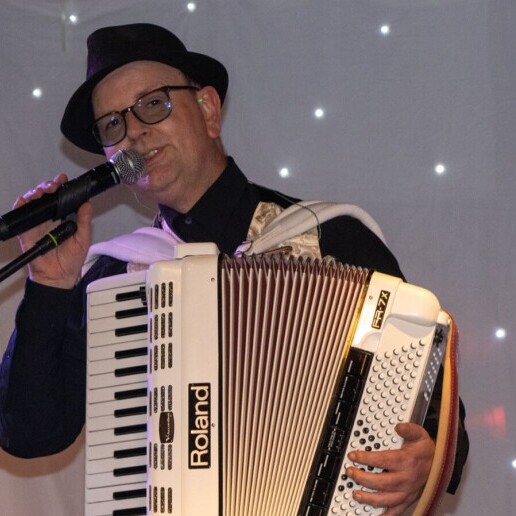 Accordionist Apeldoorn  (NL) Accordionist/Singer Roy Otters.