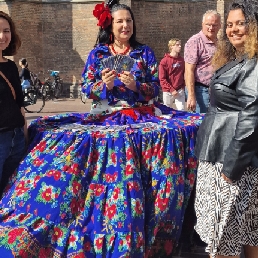 Rondlopende waarzegster lopende tafel