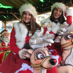 Animatie Rotterdam  (NL) Kerst Meisjes in rood kostuum.