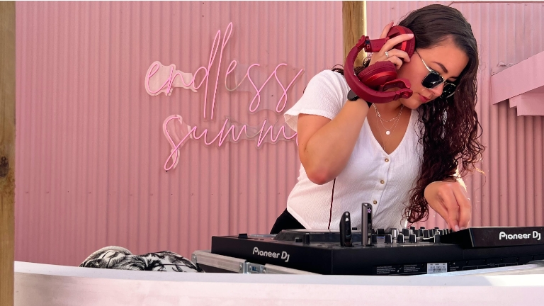 DJ Amsterdam  (NL) DJ "La Misteriosa" Bon vibe! (online)