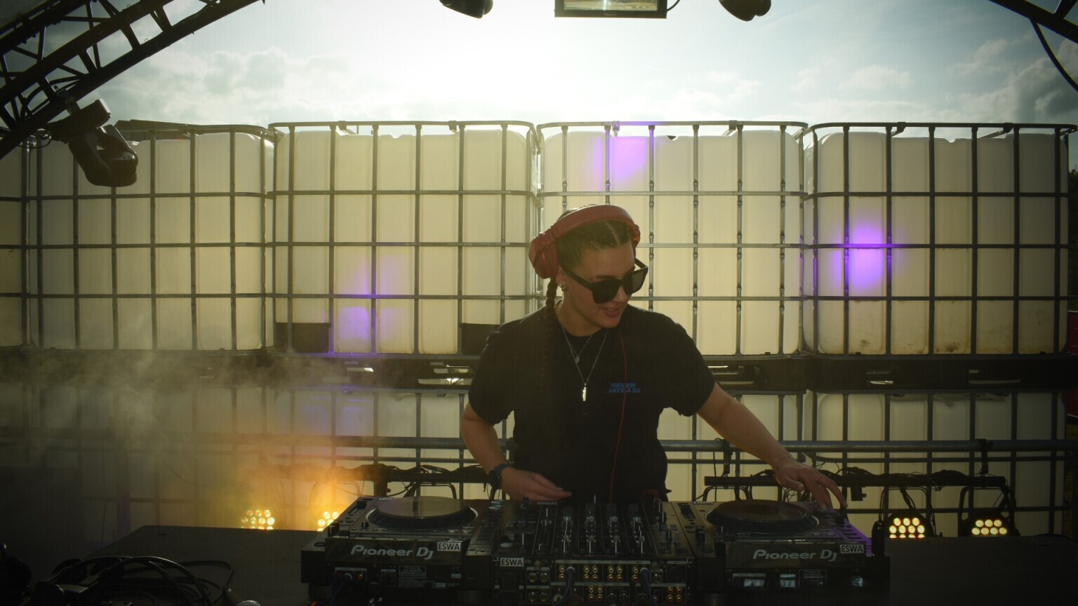 DJ Amsterdam  (NL) DJ "La Misteriosa" Bon vibe! (online)