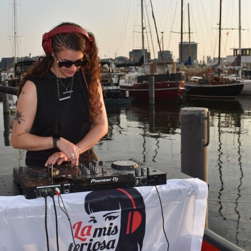 DJ Amsterdam  (NL) DJ "La Misteriosa"  Double bon vibe!
