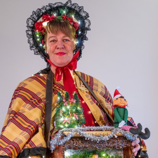 Draaiorgel Ruinen  (NL) Dickens vrouwtje met buikdraaiorgel