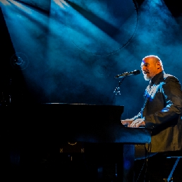 Alexander Broussard speelt Billy Joel