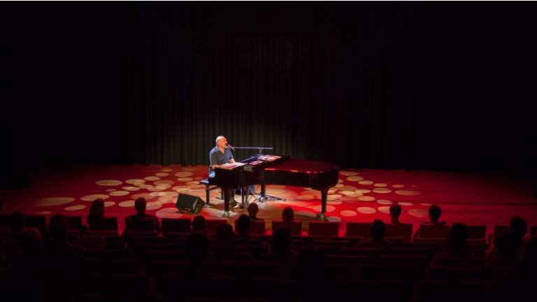 Alexander Broussard speelt Billy Joel