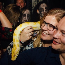 Halloween act Danseres met een slang