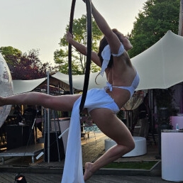 Ibiza themafeest acrobatic act