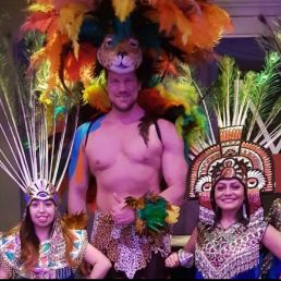 Azteka parade dancers and dancers