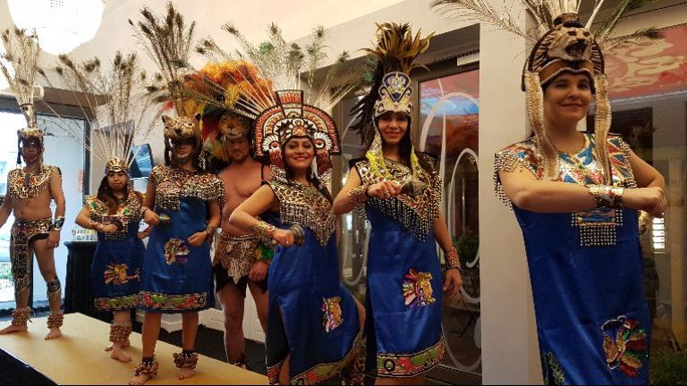 Azteka parade dansers en danseressen