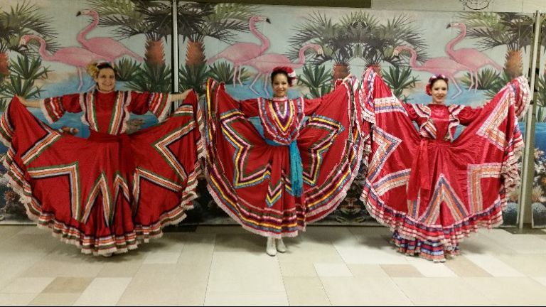 Mariachi dansers en danseressen