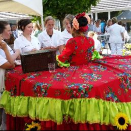 Soothsayer table act - walking table