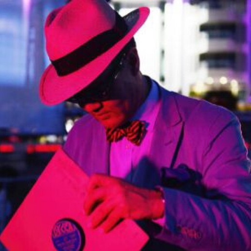 DJ Amsterdam  (NL) Blue Flamingo: De Vinyl DJ