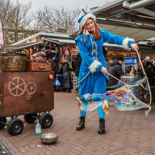 Kindervoorstelling Aalsmeer  (NL) Kerststraattheater met bellenblaas