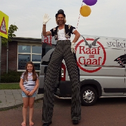 Pierrot Clown op Stelten