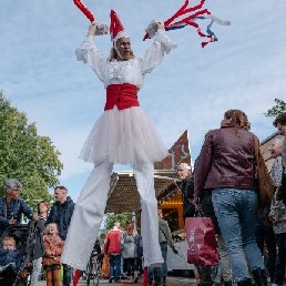 Pierrot Clown op Stelten