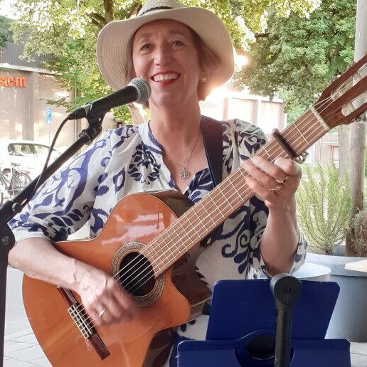 Zangeres Helmond  (NL) Nostalgie met Franse Chansons
