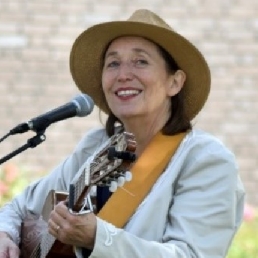 Singer (female) Helmond  (NL) Nostalgia with French Chansons