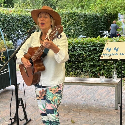 Singer (female) Helmond  (NL) Music from Argentina with Marjoleine