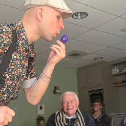 Zanger Tilburg  (NL) Huiskamershow voor ouderen met dementie