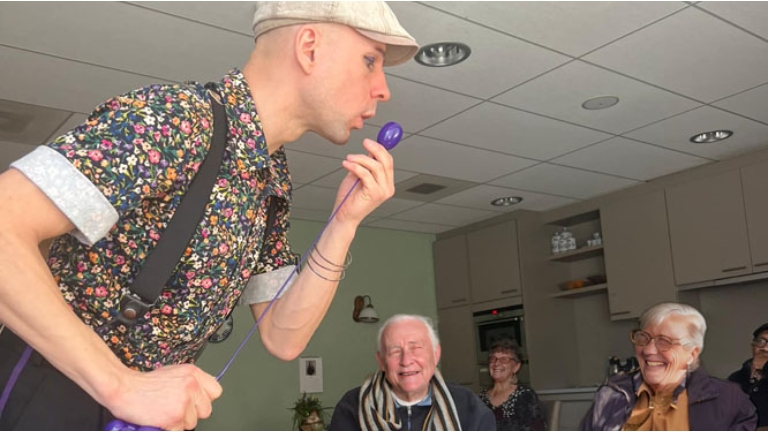 Huiskamershow voor ouderen met dementie