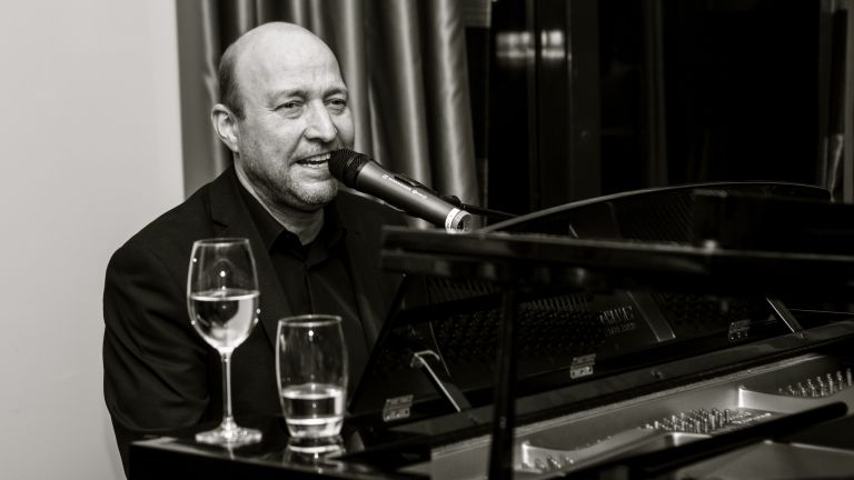 Pianist/singer Rens de Ronde