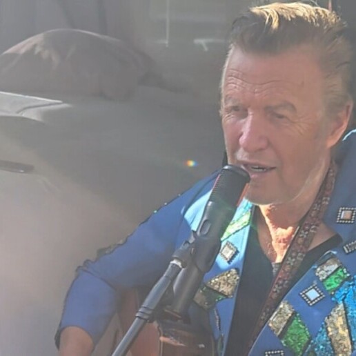 Zanger Eindhoven  (NL) Een levende jukebox met een glimlach