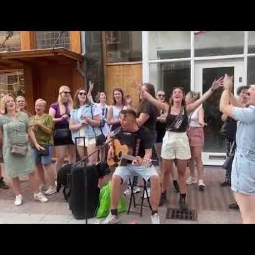 Zanger Eindhoven  (NL) Een levende jukebox met een glimlach