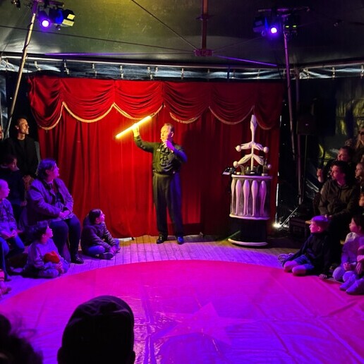 Jongleur Oosterhout  (Noord Brabant)(NL) GlowMotion – Live kleuren spektakel