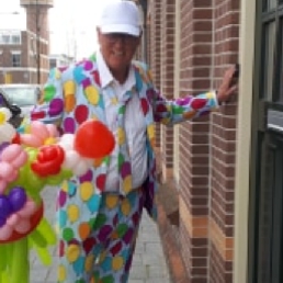 Ballonnen artiest voor het terras