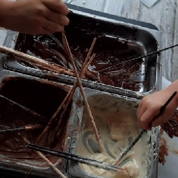 Chocolade schilderen op snoeppapier