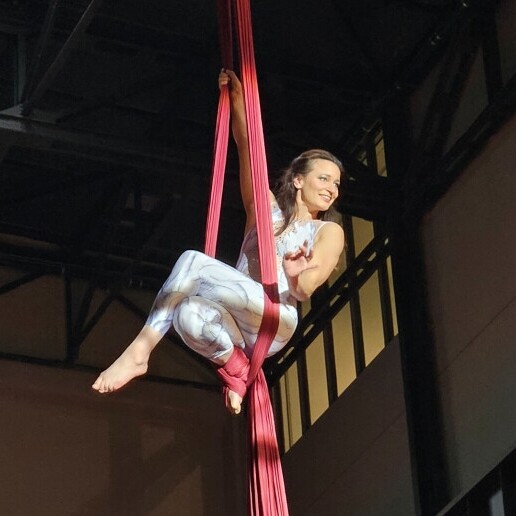 Acrobaat Amsterdam  (NL) Aerial Silks: Solo Luchtacrobatiek