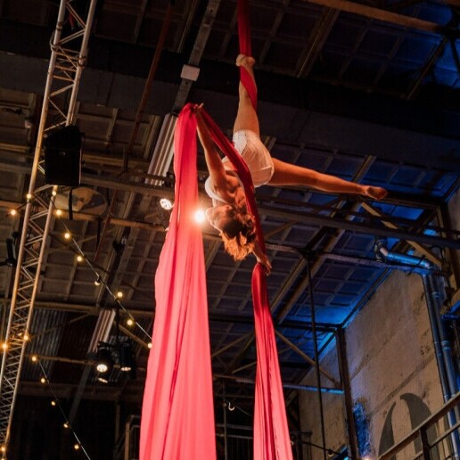 Aerial Silks: Solo Luchtacrobatiek