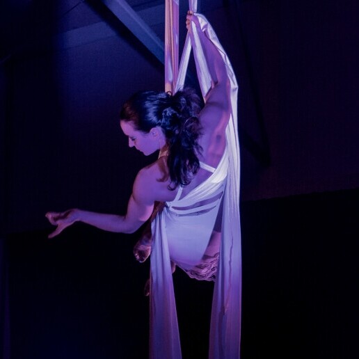 Aerial Silks: Solo Luchtacrobatiek