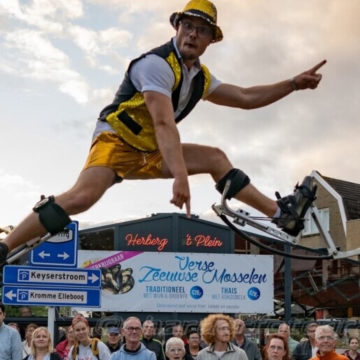 Animatie Ter Apel  (NL) Spectaculaire Steltloper op Springstelte