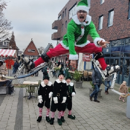 Acrobaat Ter Apel  (NL) Kerst elf  Steltenloper (springstelten)