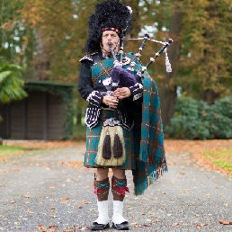 Bagpipe player Gareth Fraser