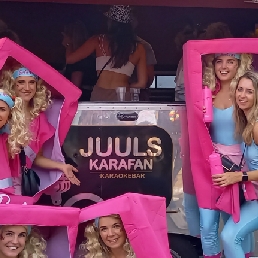 Juul's Karafan, Karaokebar, meezingen....