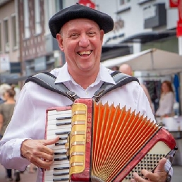 Accordionist Peter Laros