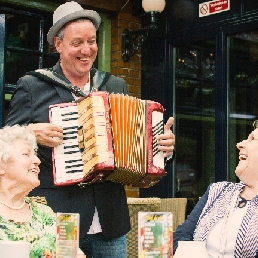 Accordionist Peter Laros