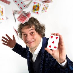 Goochelaar Veldhoven  (NL) Tafelgoochelaar Davinti