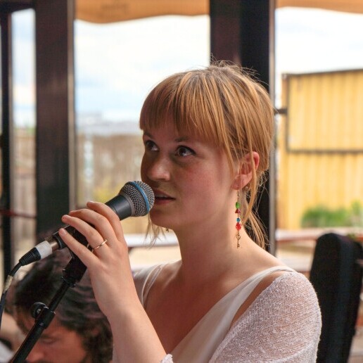 Singer (female) Amsterdam  (NL) Funeral singer Julia Rosenhart