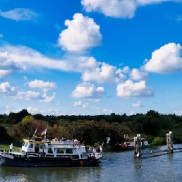 Party vehicle Dinteloord  (NL) Cruise with Luxury Appetizers