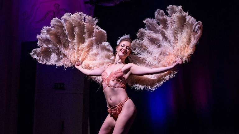 Burlesque Danseres met Waaiers